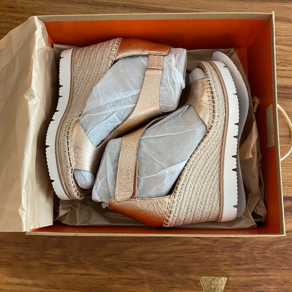 Gentle Souls sandals - Picture 2 of 12